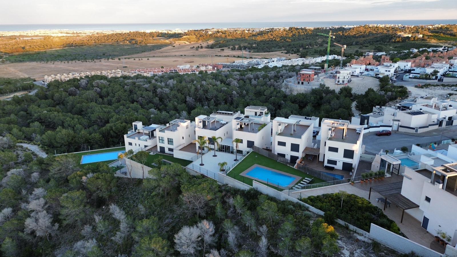 Luchtfoto van residentie Bellavista met zwembaden en uitzicht op zee